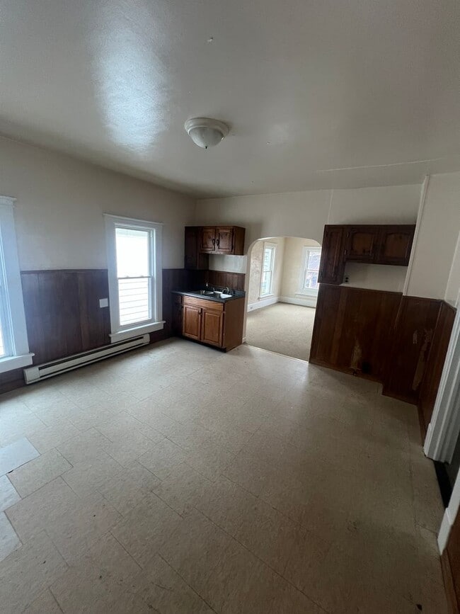 Building Photo - 820 Hess Ave