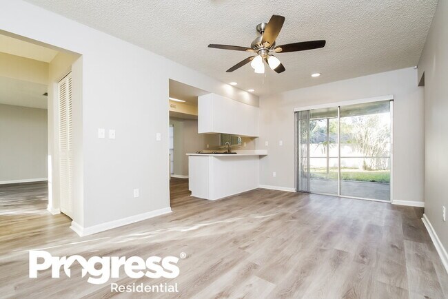 Building Photo - 3929 Oak Hammock Dr