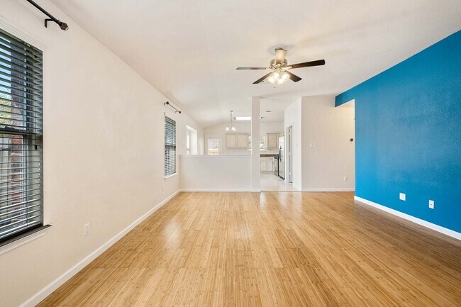 Foto del edificio - Stunning 3 Bedroom, 2 Bath Home w/ Front O...