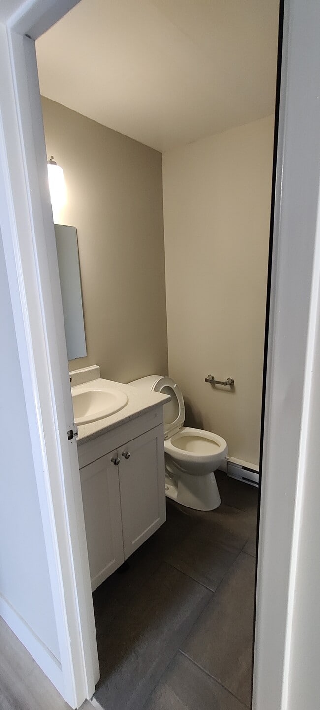 Building Photo - Spacious 3BR Apartment with Modern Finishes & Bright Open Layout