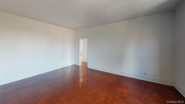 Foto del edificio - 108-25 72nd Ave