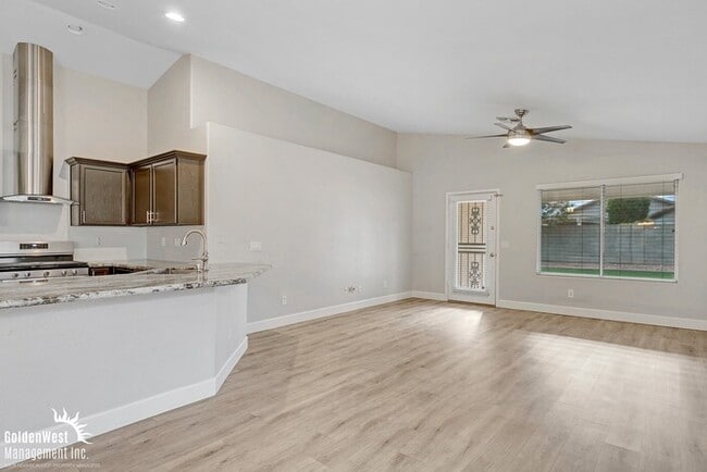 Foto del edificio - Charming 4Bdm 2Ba Home with a Private Yard in Peoria!