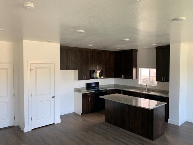 Building Photo - 440 W 85 S
