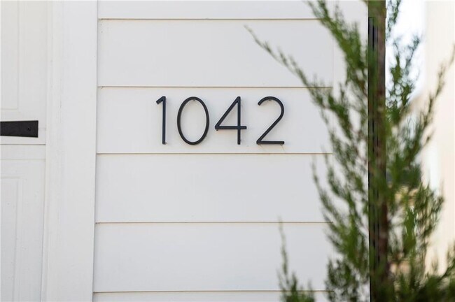 Foto del edificio - 1042 Winding Br Dr