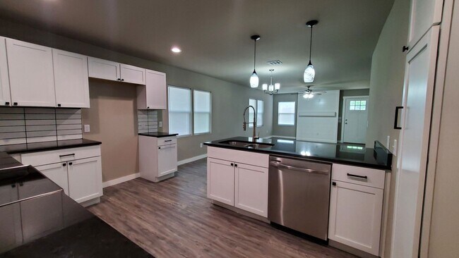 Foto del edificio - (2) Bed/(1) Bath Available NOW! Updated!