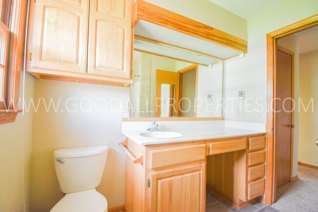 Building Photo - Country living in Waukee
