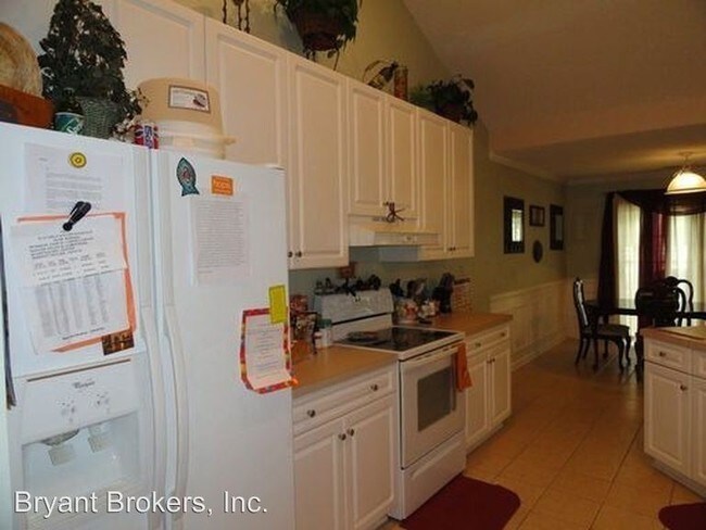 Building Photo - 3 br, 2 bath House - 8 Old Farm Rd