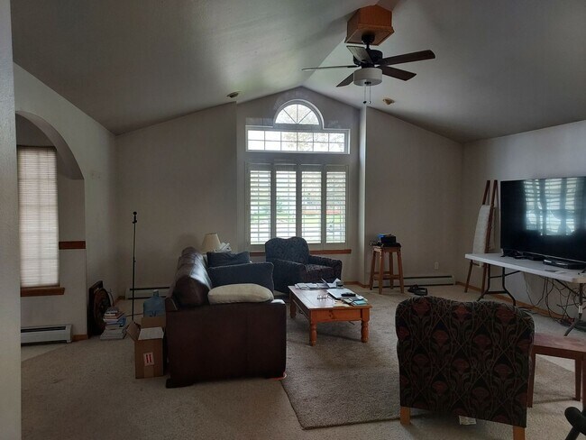 Building Photo - 3 Bed 2 Bath home in Manhattan