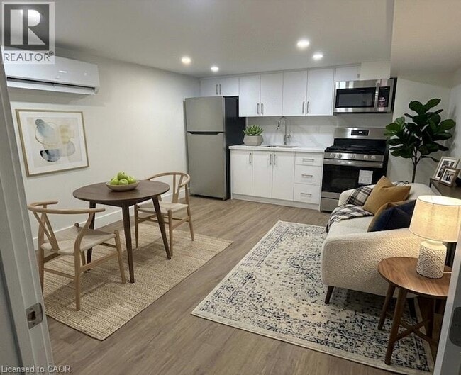 Building Photo - 259 John St S