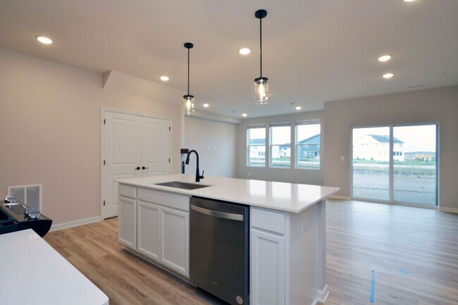 Building Photo - Gorgeous New Construction 3 bed 3 bath Tow...
