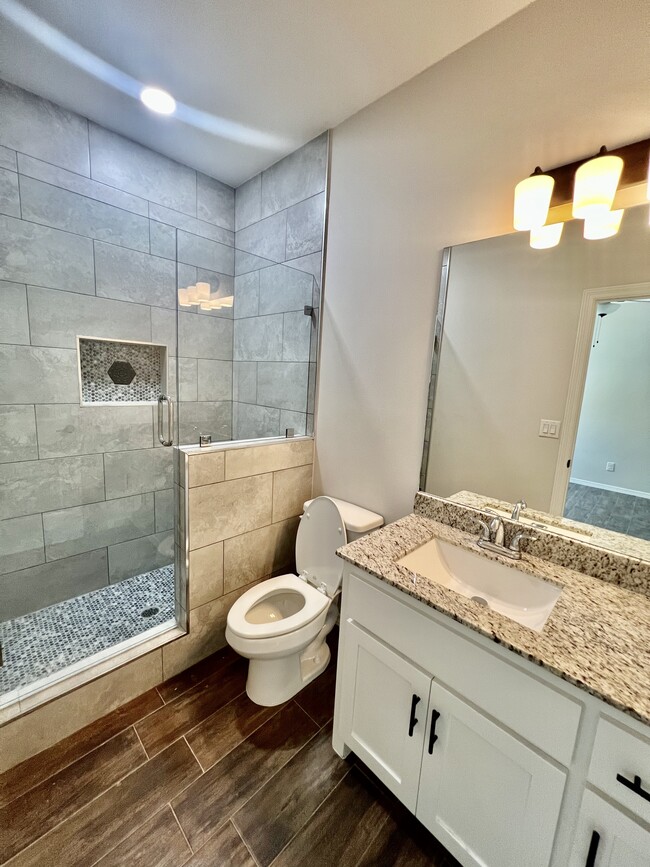 Master Bathroom - 908 W La Pointe Ave