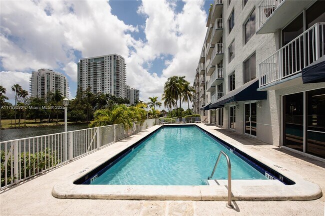 Foto del edificio - 1720 NW N River Dr