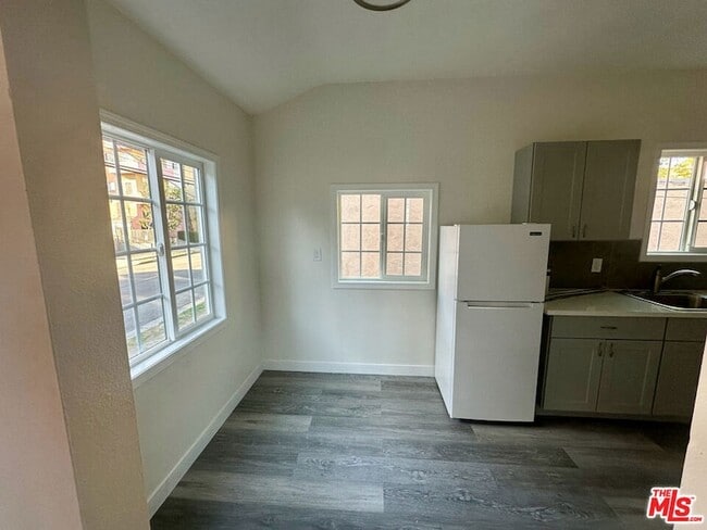 Building Photo - 1762 1/2 N Las Palmas Avenue Unit
