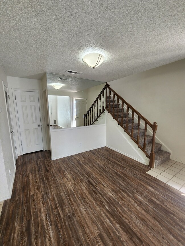 Foto del edificio - 2 story townhome, 2 bed 2.5 bath