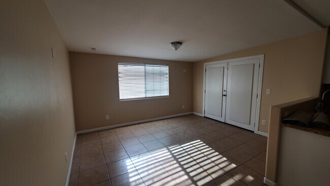 Building Photo - 3410 S Hamilton Pl