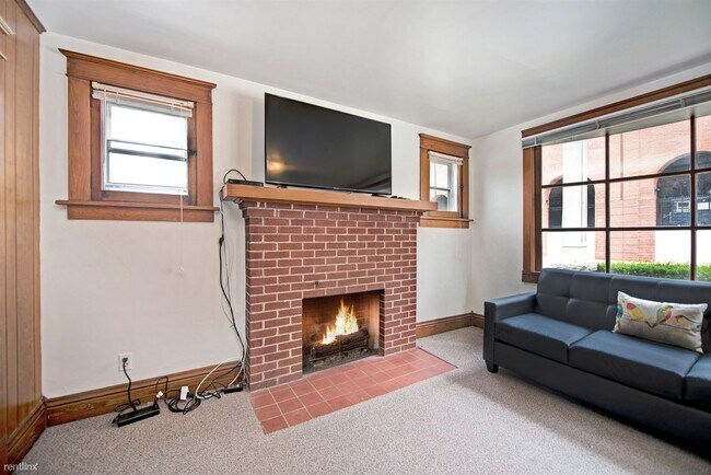 Building Photo - 4 br, 1.5 bath House - 1300 S Main St