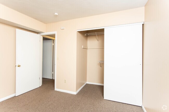 2HAB, 1BA - Flats at 65