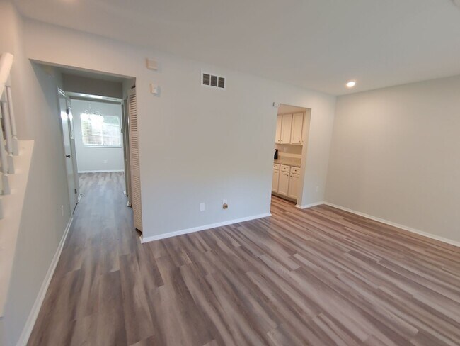 Foto del edificio - Charming 3 Bdrm/2 Bath Townhome - Availabl...