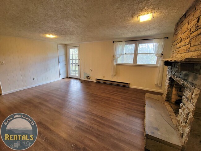 Foto del edificio - 316 Carl Giles Rd