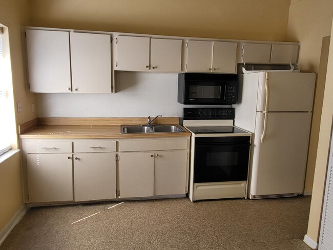Building Photo - 5353 Peach Ave