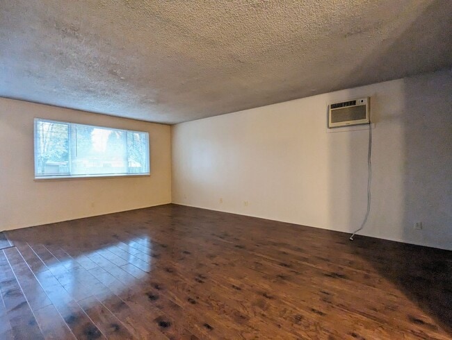 Building Photo - Great 2-Story, 2-Bedroom, 1.5-Bath Duplex In Springfield!