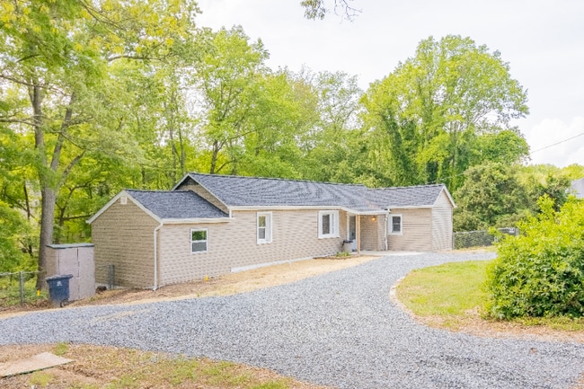 Photo - 1816 Maple Ln House