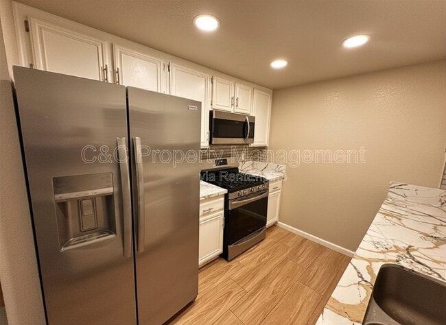 Building Photo - 1380 W 48th St