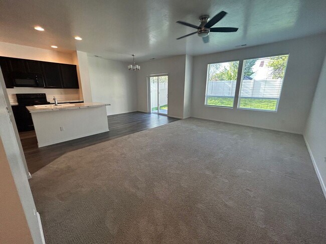 Foto del edificio - 3 Bedroom plus Loft For Rent! Victory South Community!
