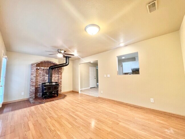 Building Photo - Lovely 4-bedroom 2-bathroom home in Citrus...