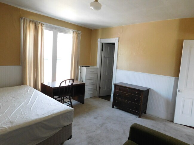 Study Area & Lots of Storage - 335 NE Kamiaken St