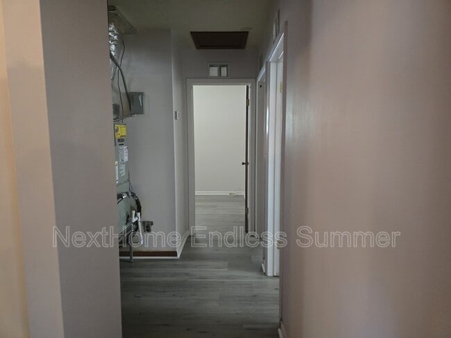 Building Photo - 329 Parkwood Dr