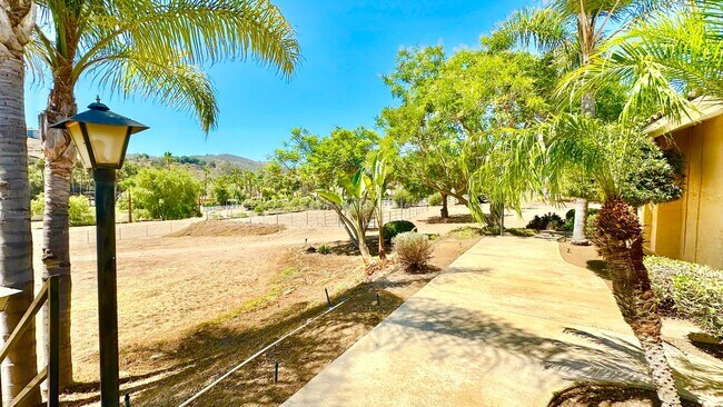 Foto del edificio - Wonderful Single Story Ranch Style Home on Sprawling Country Property in Vista!