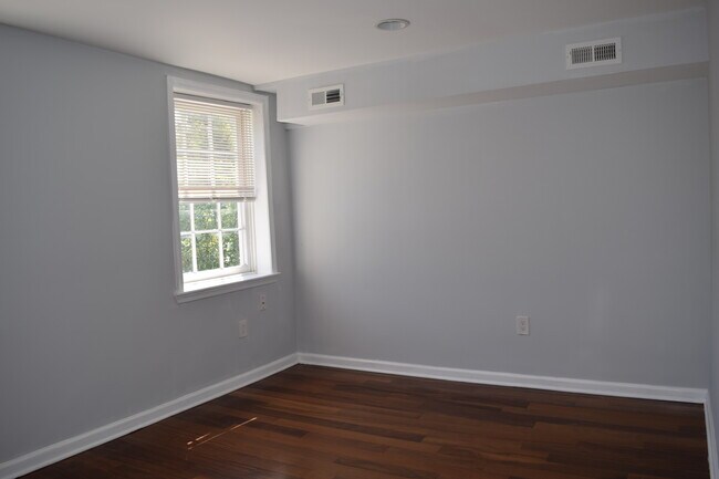 Building Photo - 546 Saint Mary St