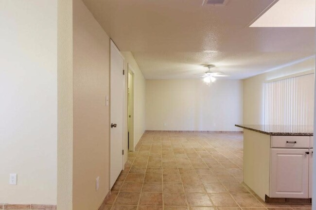 Foto del edificio - 5420 W Desert Cove Ave