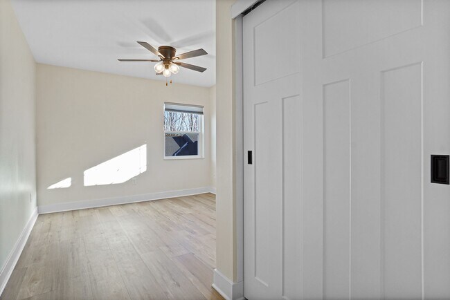 Foto del edificio - 3 Bed / 2.5 Bath Townhome w/Deck, Walkout Finished Basement, 9' Ceilings, Quartz Tops, Stainless ...