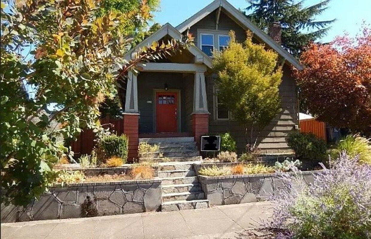 Primary Photo - Stunning 4BD Craftsman in Excellent N Port...