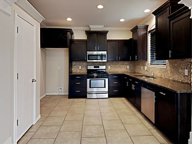 Building Photo - *No App Fee* $1,000 off first month. Pre-l...