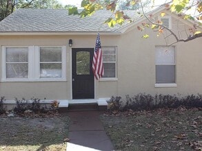 Building Photo - 902 W Church St