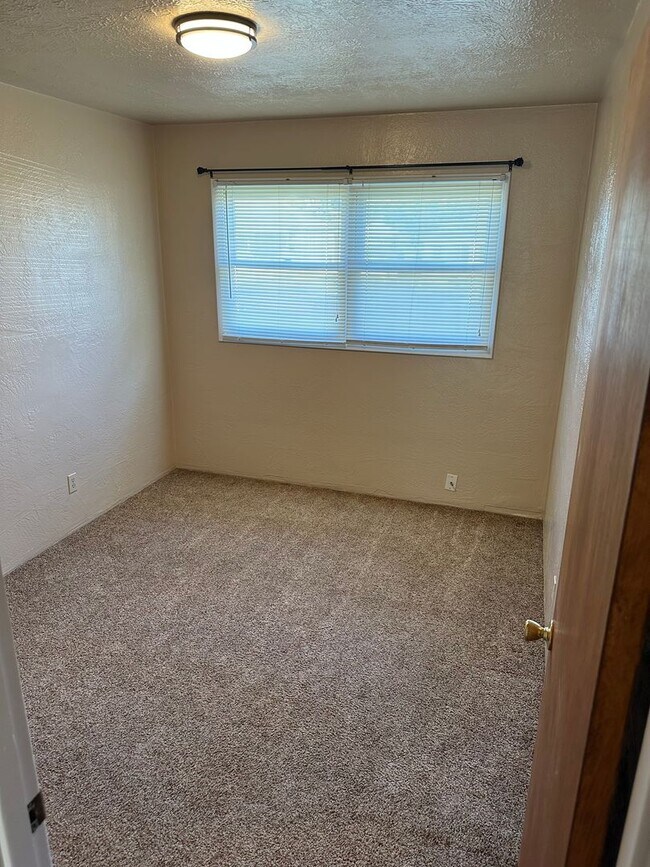 Foto del edificio - Medford 2 Bedroom, 1 bath Duplex with Fenc...