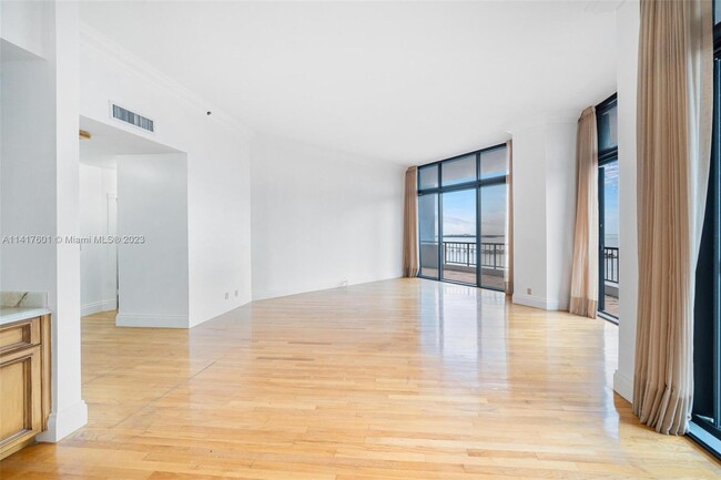 Foto del edificio - 1581 Brickell Ave
