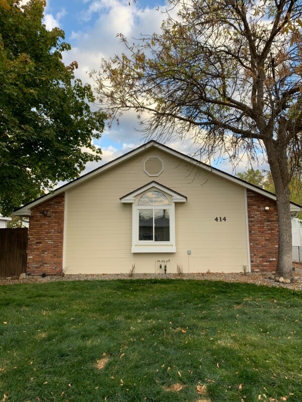 Building Photo - 418 W Knox Ave