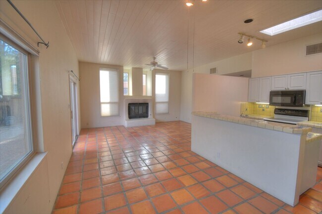 Foto del edificio - 2517 Tramway Terrace Ct NE