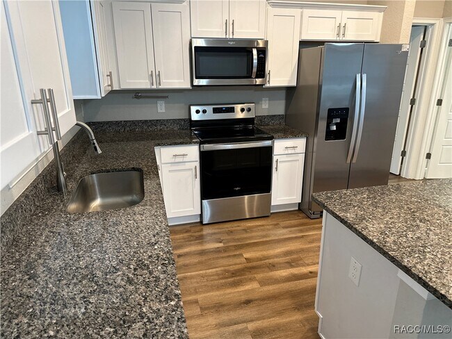 Foto del edificio - 13 Locust Dr