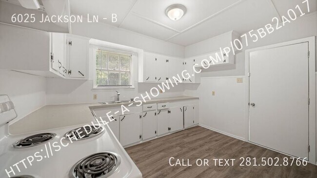 Foto del edificio - AVAILABLE NOW!
