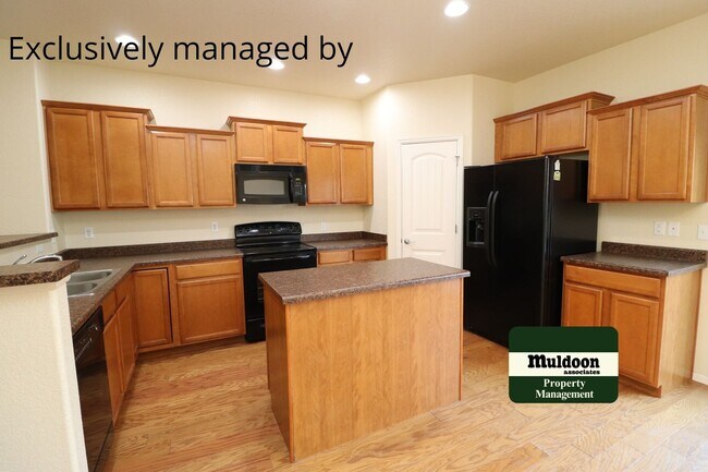 Building Photo - Pet Friendly Townhome!