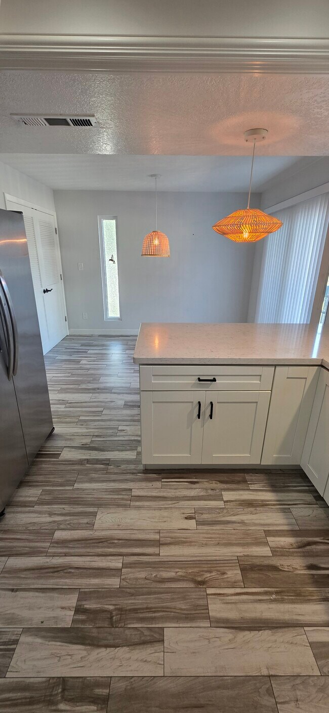 Cocina con vista al comedor - 985 Juniper Ct