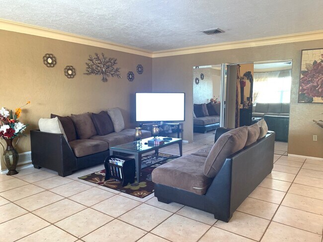 Building Photo - 4 Bedroom 3 Bath Home AVAILABLE JUNE 1st