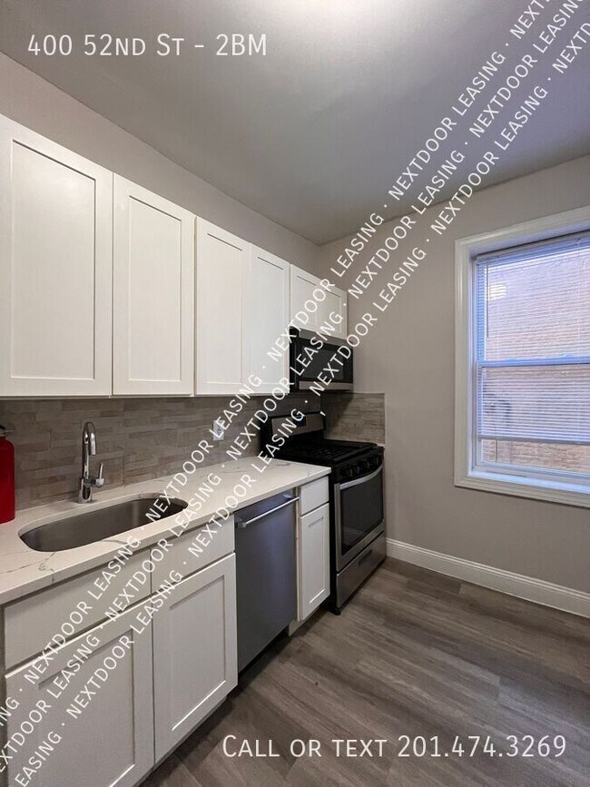 Building Photo - 400 52nd St