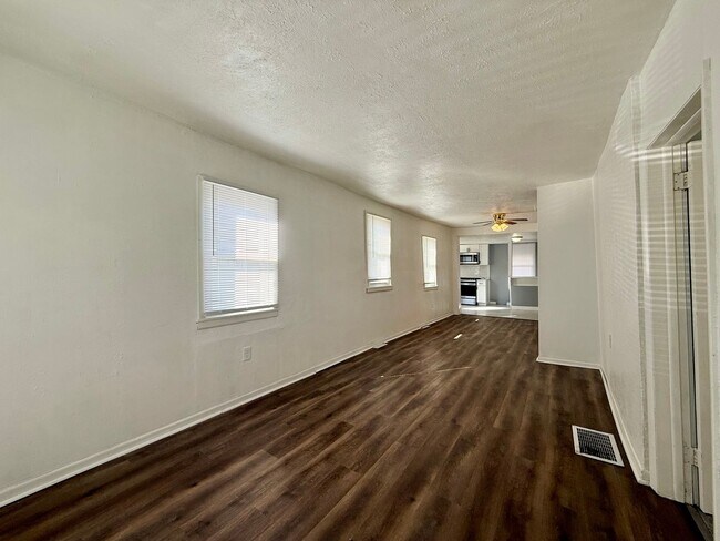 Foto del edificio - Freshly Updated 2 Bed Home with Extra Storage