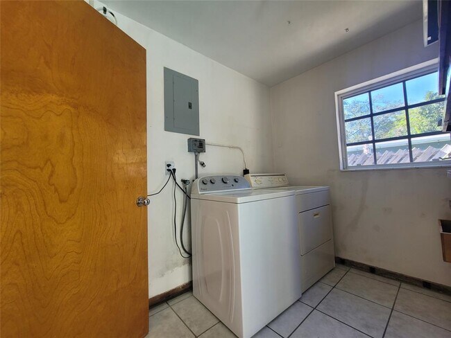 Building Photo - 2721 SW 18th St